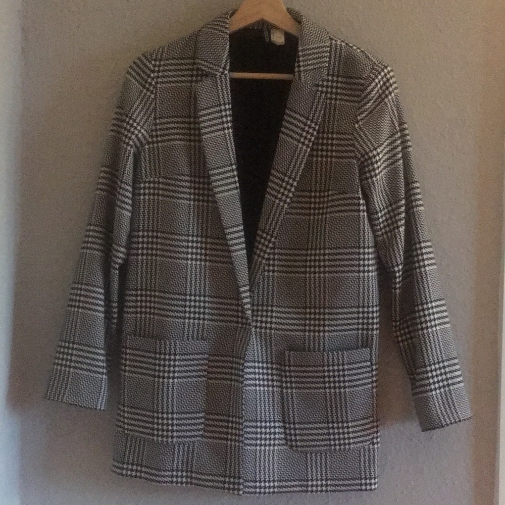 Beautiful black and white oversized blazer!